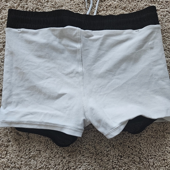 Alo mesh layer Ambiance shorts size medium - Picture 6 of 7